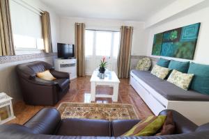 uma sala de estar com um sofá e uma mesa em BeGuest Lagoon House em Nadadouro