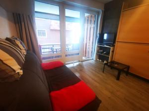 TV a/nebo společenská místnost v ubytování Studio Velan 315 by Interhome