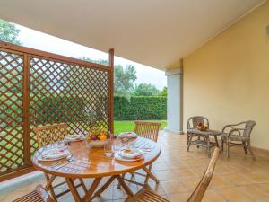 d'une terrasse avec une table et des chaises en bois. dans l'établissement Holiday Home Rei Sole Trilo - REI320 by Interhome, à Costa Rei