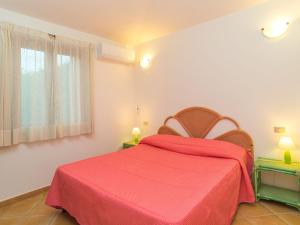 - une chambre avec un lit rouge et une fenêtre dans l'établissement Holiday Home Rei Sole Trilo - REI320 by Interhome, à Costa Rei