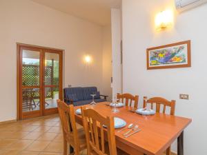 - une salle à manger avec une table et des chaises en bois dans l'établissement Holiday Home Rei Sole Trilo - REI320 by Interhome, à Costa Rei