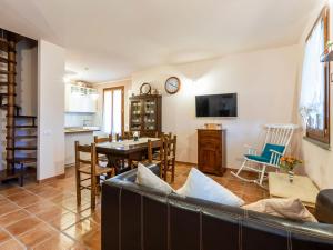 Televízia a/alebo spoločenská miestnosť v ubytovaní Holiday Home Melograno-2 by Interhome