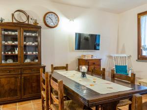 A television and/or entertainment centre at Holiday Home Melograno-2 by Interhome