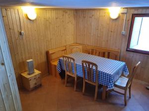 ARIA في Sviščaki: غرفة طعام مع طاولة وكراسي وتلفزيون
