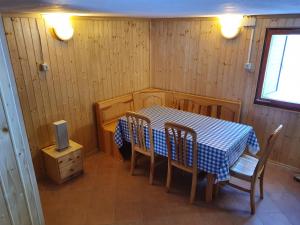 een eetkamer met een tafel en stoelen en een televisie bij ARIA in Sviščaki