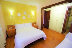 Postel nebo postele na pokoji v ubytování V&V LLORET- VILLA ELSA, lujosa villa con 2 piscinas + 37 fotografií