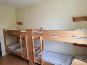 Двухъярусная кровать или двухъярусные кровати в номере Jugendherberge Cuxhaven