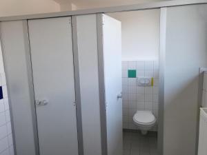 A bathroom at Jugendherberge Cuxhaven