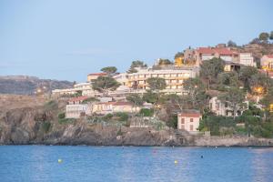 uma cidade no topo de uma colina junto à água em Residence Pierre & Vacances Les Balcons de Collioure em Collioure