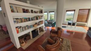 Una sala de estar con dos sillas y una chimenea. en Casa de Gião, en Gião