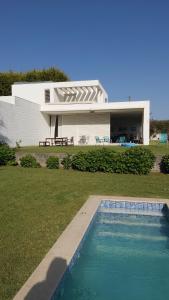 una casa con piscina delante de una casa en Casa de Gião, en Gião