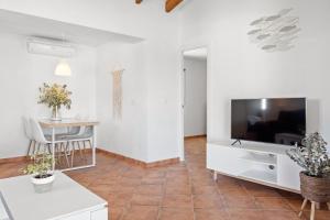 A television and/or entertainment centre at VILLA XOROI