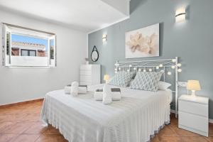 A bed or beds in a room at VILLA XOROI Még 23 kép