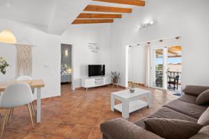 A television and/or entertainment centre at VILLA XOROI