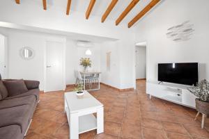 A television and/or entertainment centre at VILLA XOROI