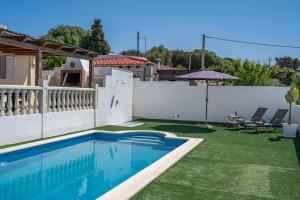 The swimming pool at or close to VILLA XOROI
