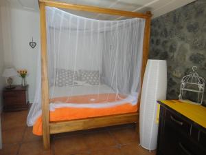 Giường trong phòng chung tại Villa Hélèna B&B