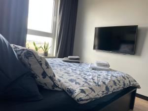 una camera con letto e TV a parete di Apartament Comfort 10 a Danzica