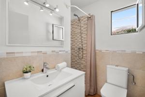 A bathroom at VILLA XOROI