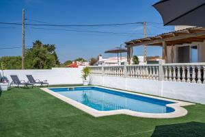 The swimming pool at or close to VILLA XOROI