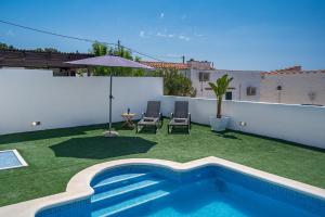 The swimming pool at or close to VILLA XOROI