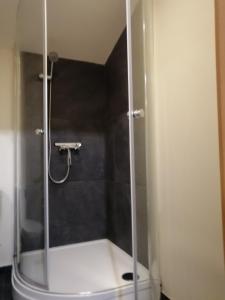 Ein Badezimmer in der Unterkunft Border Bliss - Private Room with Bathroom in a Cozy Home