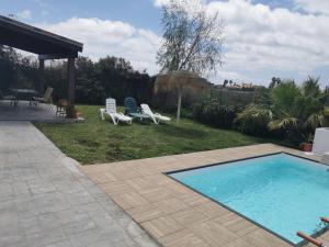- une piscine dans une cour avec des chaises et une terrasse dans l'établissement Casa rural Ajolí, à El Palmar
