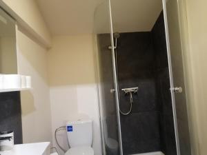 Ein Badezimmer in der Unterkunft Border Bliss - Private Room with Bathroom in a Cozy Home