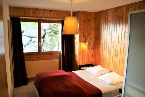 Ein Bett oder Betten in einem Zimmer der Unterkunft Orée du Bois PLEASANT & COSY apartments