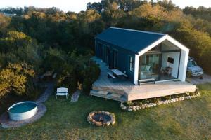 een luchtzicht op een tiny house met een terras bij Hillandale Hideaway in Plettenbergbaai