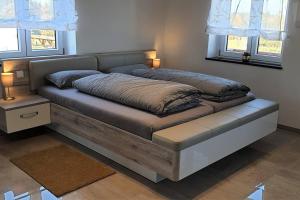 un lit dans une chambre avec deux oreillers dessus dans l'établissement Ferienwohnung Jehl, à Aying