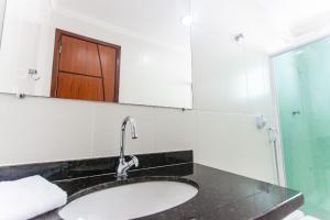 un bagno con lavandino e specchio di Cf02 Cobertura 3 quartos 200m da Praia das Dunas a Cabo Frio Altre 37 foto