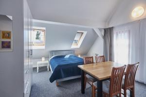 sypialnia z łóżkiem, stołem i krzesłami w obiekcie Apartamenty Świnoujście - Villa Stil 1 w Świnoujściu