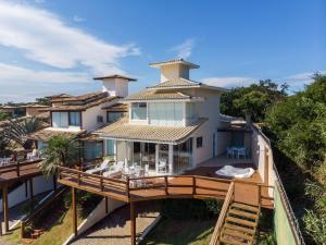 een luchtzicht op een huis met een terras bij BZ18 Geribá! Casa com Vista Panorâmica in Búzios