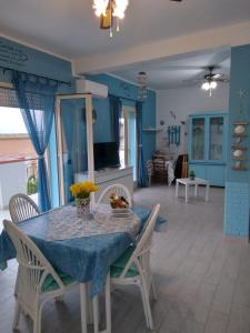 ein blaues Esszimmer mit einem Tisch und Stühlen in der Unterkunft Maré - Scala dei Turchi in Realmonte