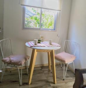 einen Tisch mit zwei Stühlen und einen Tisch mit zwei Tassen in der Unterkunft El Olivo in Chacras de Coria