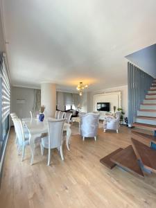 - une salle à manger et un salon avec une table et des chaises dans l'établissement Luxury Duplex with Terrace Apartment by Siena Suites, à Istanbul