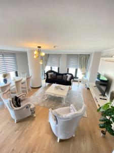 - un salon avec des chaises, un canapé et une table dans l'établissement Luxury Duplex with Terrace Apartment by Siena Suites, à Istanbul