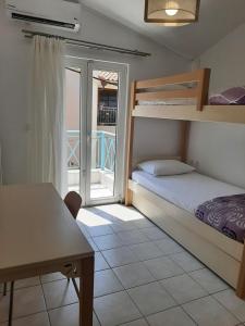 Postel nebo postele na pokoji v ubytování Ionian Apartment, Sami