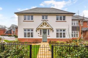 ウォーターロービルにあるLuxury 4 Bedroom Detached Houseの門前の家