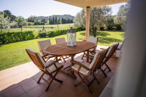 drewniany stół i krzesła na patio w obiekcie Can Salgas w mieście Montrás