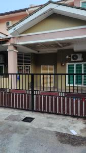 uma casa com uma cerca em frente em Sentosa2Stay Gong Badak Kuala Terengganu em Kampong Gong Badak