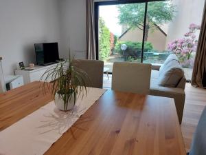罗德兹Le DenysPuech 55m2 plein centre avec jardin!的带桌子和沙发的客厅