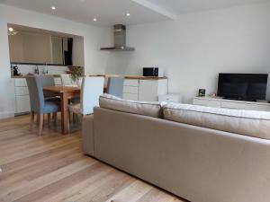 罗德兹Le DenysPuech 55m2 plein centre avec jardin!的带沙发和桌子的客厅 更多6张照片