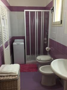 y baño con aseo, lavabo y ducha. en Appartamento Nadia, en Porto Cesareo