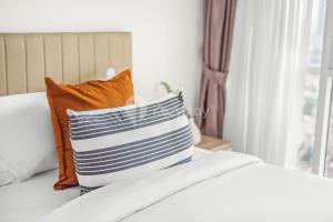 Postel nebo postele na pokoji v ubytování Canela by Kozystay - Setiabudi