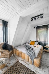 Aspen - Domek w Korbielowie في كوربييلوف: غرفة نوم بسرير واريكة وكرسي