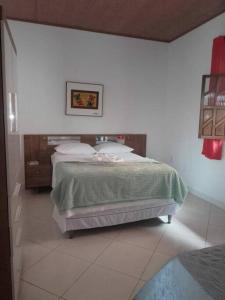 Giường trong phòng chung tại Casa do Marailton