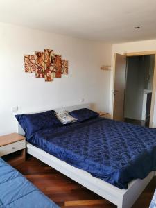 ein Schlafzimmer mit einem Bett mit einer blauen Bettdecke in der Unterkunft casa Porta Spagnola in Augusta + 76 Fotos