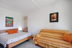 カモーリにあるMonolocale Fattorialmare Giallaのベッドルーム1室(ベッド2台、ベッドカバー付)